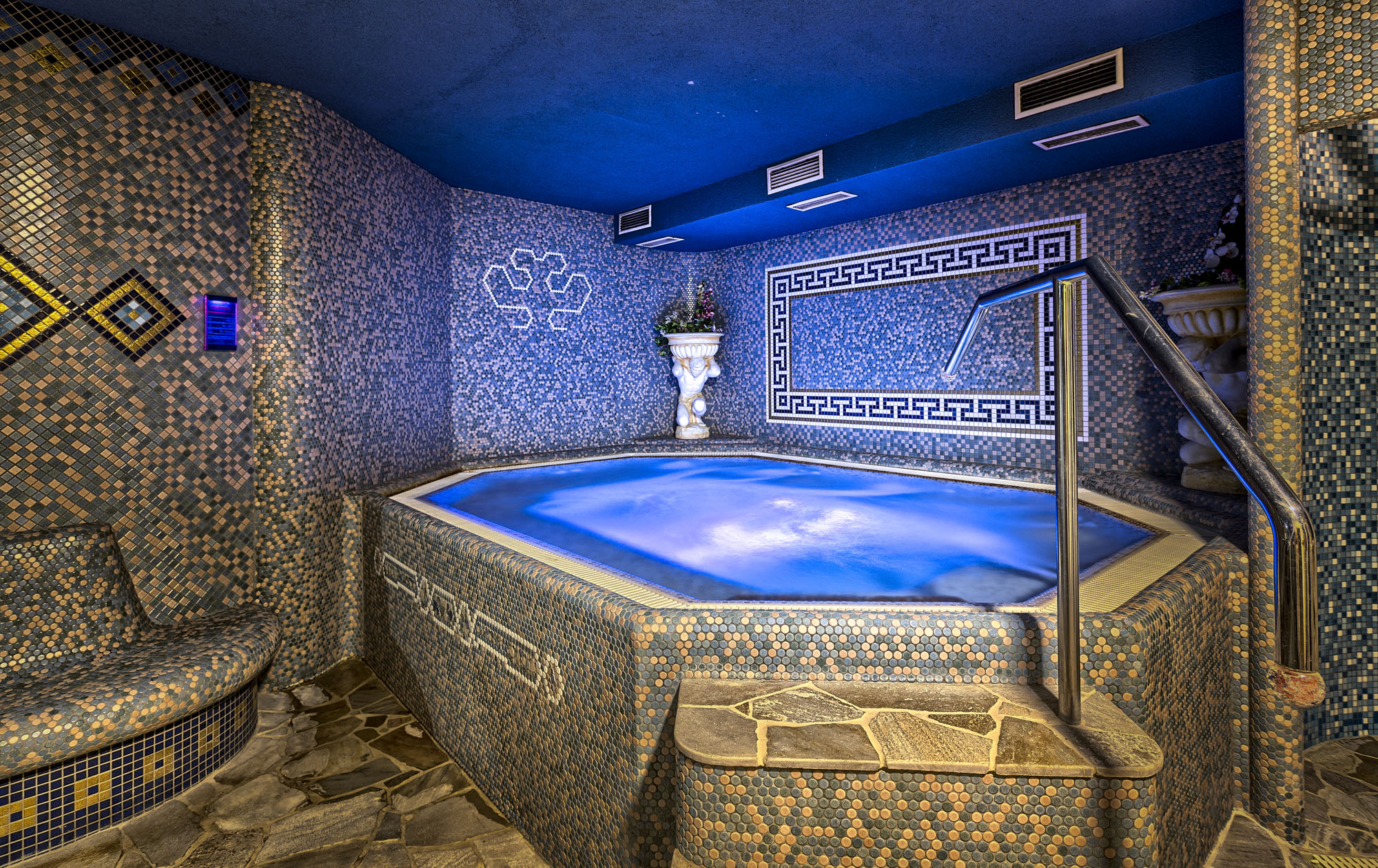 Basen z hydromasażem