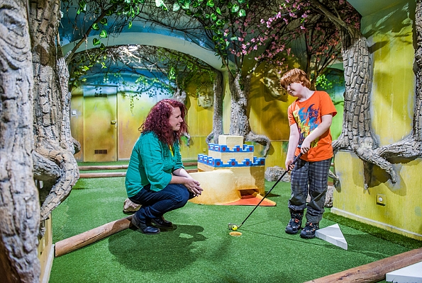 INDOOR ADVENTURE GOLF