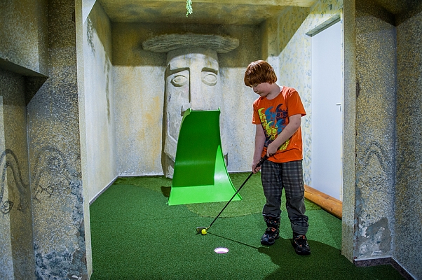 INDOOR ADVENTURE GOLF